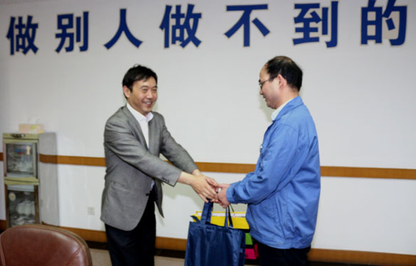 2015年5月12日，溧陽市總工會領(lǐng)導(dǎo)到上上電纜慰問勞動模范