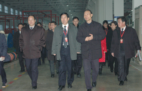溧陽(yáng)市全體人大代表、政協(xié)委員一行600余人來(lái)江蘇上上電纜集團(tuán)參觀