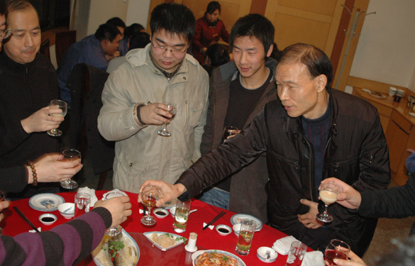 迎新春上上集團盛宴款待大學(xué)生